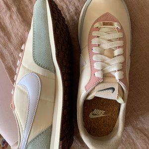 Nike Waffle Trainer 2 Cashmere (Size 9W)